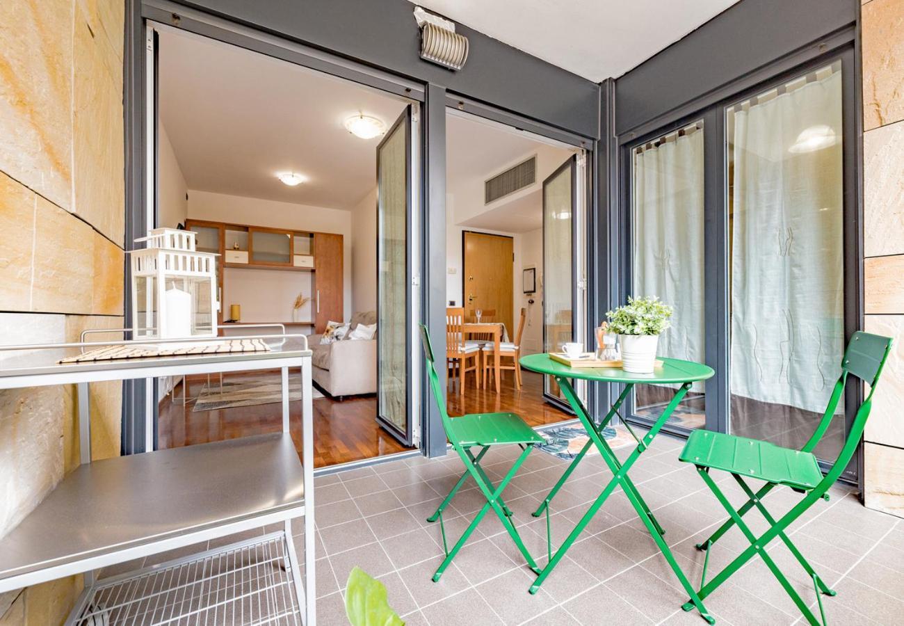 Arcimboldi's Terrace & Private Parking Apartment *